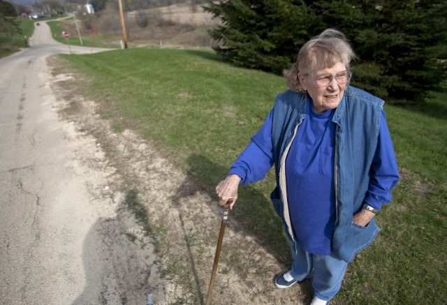 22. 11. - Svetlana Allilujevová, Stalinova dcera - Ve Spojených státech zemřela ve věku 85 let Svetlana Allilujevová, nejmladší dítě a jediná dcera sovětského diktátora Josifa Vissarionoviče Stalina a jeho druhé manželky Naděždy. 
Allilujevová, na Západě známá jako Lana Petersová, odjela ze Sovětského svazu v roce 1966 do Indie, kde prý chtěla uložit popel svého zemřelého třetího manžela, který byl Ind, a vrátit se domů. Namísto toho se ke objevila na americkém velvyslanectví v Dillí, kde požádala o politický azyl. Po krátkém pobytu ve Švýcarsku odletěla do Spojených států, kde dostala občanství. 
 Připomeňte si tuto osobnost ve článku zde | Foto: ČTK