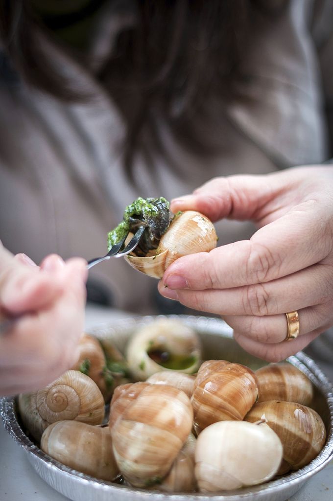 Animal, Crockery, Escargot, Food, Fork, French Food, Human Body Part, Human Hand, Meal, Photography, Plate, Vertical | Foto: Thinkstock