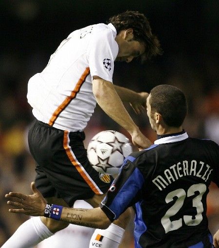 Fernando Morientes z Valencie (vlevo) v souboji s Marco Materazzim z Interu Milán v osmifinále Ligy mistrů. | Foto: Reuters