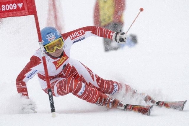 Finka Tanja Poutiainenová v prvním kole obřího slalomu, které ovlivnilo sněžení a nízká viditelnost. | Foto: Reuters