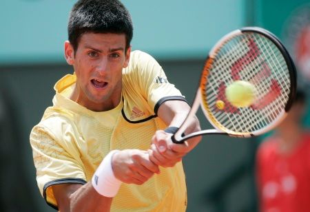 Novak Djukovič během čtvrfinále Roland Garros, ve kterém porazil Rusa Andrejeva. | Foto: Reuters