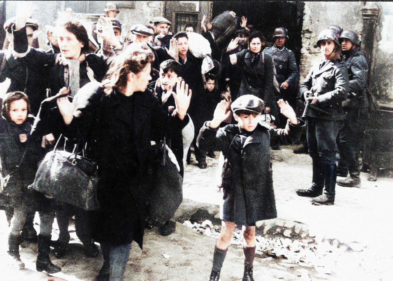 Foto: i nazisti hanno raso al suolo il ghetto di Varsavia.  Deportano migliaia di persone ogni giorno