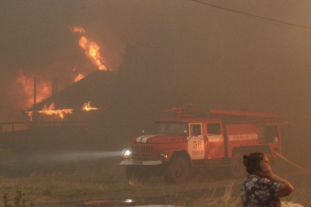 Hasičský vůz ve Vykse nedaleko Nižného Novgorodu na řece Volze. | Foto: Reuters