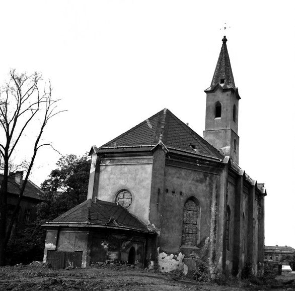 Evangelický kostel v Mostu (dříve hřbitovní kostel svaté Anny) měl poslední bohoslužbu v roce 1963. O devět let později ho odkoupila společnost Severočeské hnědouhelné doly a ještě tentýž rok nařídila jeho demolici. | Foto: Společnost pro obnovu památek Úštěcka (zdroj)