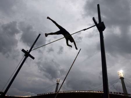 Estonec Kristjan Rahnu při tyčce. | Foto: Reuters