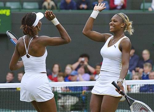 Mnozí spekulují, jak se Venus vypořádá s přísnými regulemi na Wimbledonu, kde pořadatelé přikazují všem hráčům klasické bílé dresy. Takto vypadaly sestry Williamsovy loni. | Foto: Aktuálně.cz