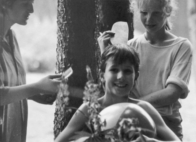 Skautkou byla také herečka Anna Geislerová. Zde na skautském táboře dělá kadeřnici svým kamarádům | Foto: Vladimír Halada