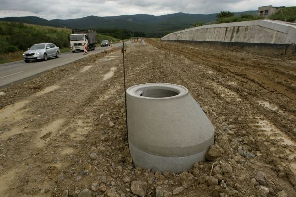 Vzadu Štiavnické Vrchy, dole vesnice Teklovské Nemce. Tam hotová R1 zatím končí. Kanál značí střed budoucí silnice. Slovensko už připravilo celkem tří tzv. PPP balíčky. První je D1 (už má vybraného koncesionáře, stavba se ale zadrhla na protestech ekologů). Druhý je právě  R1 z Teklovských Nemcov do Nitry. Třetí balíček je další úsek D1 - i ten už má vybraného uchazeče, je jím konsorcium Hochtief-Alpine Bau-FCC. | Foto: Karel Toman