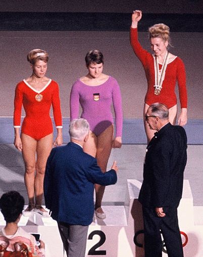 Olympijské hry v Tokiu, 22. října 1964. Zlatá medailistka v přeskoku Věra Čáslavská, stříbrné Larisa Latyninová (Sovětský svaz) a Birgit Radochlová (Západní Německo). | Foto: Asahi Shinbun / Wikipedia / Public domain