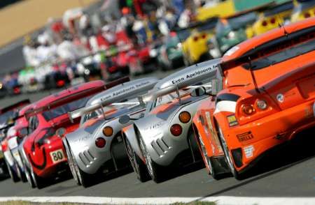 Účastníci čtyřiadvacetihodinovky v Le Mans čekají na start závodu. | Foto: Reuters