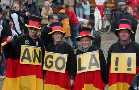 Fanoušci Angoly se těší na příjezd fotbalového reprezentačního mužstva. | Foto: Reuters