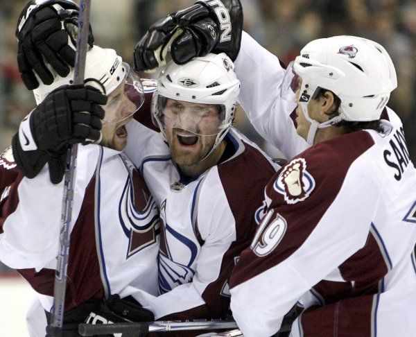 Útočník Colorada Milan Hejduk se raduje z gólu. Vlevo John-Michael Liles, vpravo Joe Sakic. | Foto: Reuters