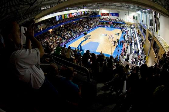 Vyprodaná brněnská aréna povzbuzovala od začátku domácí výběr | Foto: www.cbf.cz