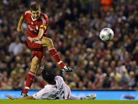 Steven Gerrard v dresu Liverpoolu. | Foto: Reuters