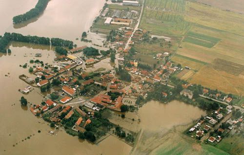 Středočeská vesnice Zálezlice se stala jedním ze symbolů povodně v roce 2002. Leží mezi řekami Vltava a Labe, kousek od jejich soutoku u Mělníka. | Foto: Ondřej Besperát, Aktuálně.cz