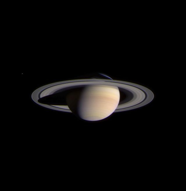 V říjnu roku 2001 pořídila sonda Cassini první snímek Saturnu. Je ze vzdálenosti 285 milionů kilometrů, což je téměř dvojnásobná vzdálenost mezi Zemí a Sluncem. K Saturnu dorazila až za 20 měsíců od pořízení této fotografie. | Foto: Aktuálně.cz