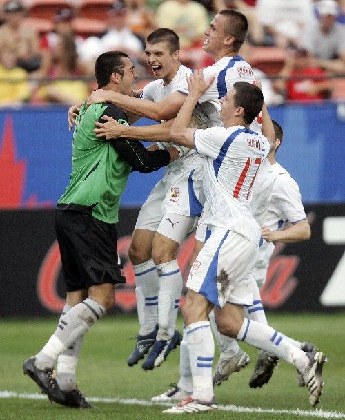 Čeští fotbalisté do dvaceti let (zleva) Radek Petr, Ondřej Janda, Tomáš Pekhart a Marek Suchý se radují z postupu do semifinále světového šampionátu. | Foto: Reuters