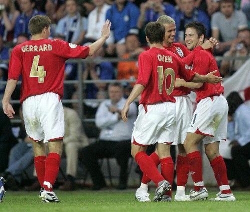 Angličtí fotbalisté (zleva) Steven Gerard, Michael Owen a David Beckham oslavují gól Joea Colea (vpravo) v kvalifikačním duelu v Estonsku. | Foto: Reuters