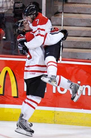 Angelo Esposito a John Tavares slaví gól na MS juniorů 2008 v Česku. | Foto: Reuters