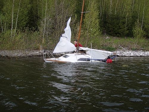 Převrácená plachetnice na Bruntálsku. | Foto: Hasiči Bruntál