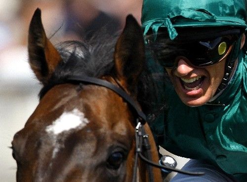 Žokej Frankie Dettori se raduje z vítězství ve slavném anglickém Derby, kterého dosáhl až na patnáctý pokus. | Foto: Reuters