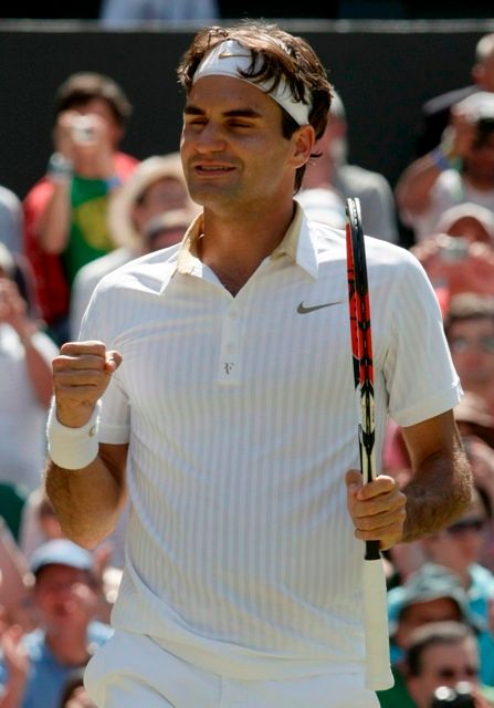 Roger Federer se raduje z vítězství nad Chorvatem Ivo Karlovičem na tenisovém Wimbledonu. | Foto: Reuters