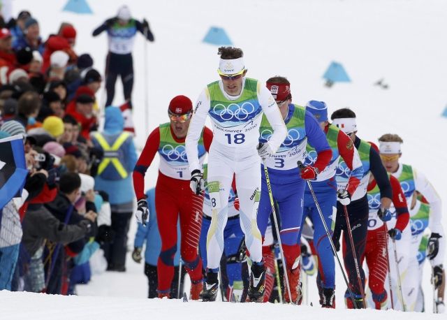 Olsson jednu chvíli vedl, za ním se veze Bauer. | Foto: Reuters