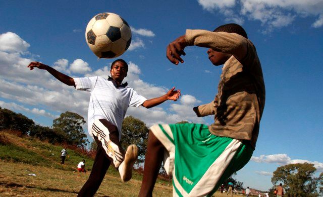 ... ale i obyčejné kluky z Afriky, kteří se šampionátu rovněž nemohou dočkat. | Foto: Reuters