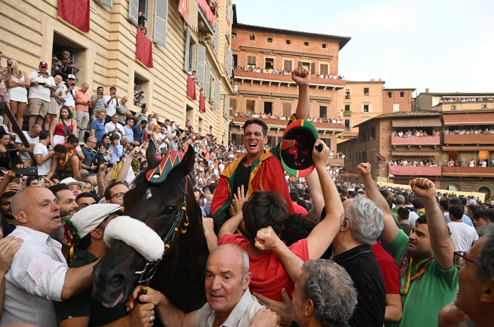 Za devadesát vteřin třikrát kolem náměstí. Italská Siena se těší na další palio