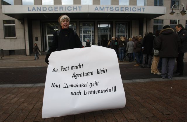 Demonstrantka před soudem v Bochumi, kde se odehrává proces z bývalý šéfem Deutsche Post Klausem Zumwinkelem. | Foto: Reuters