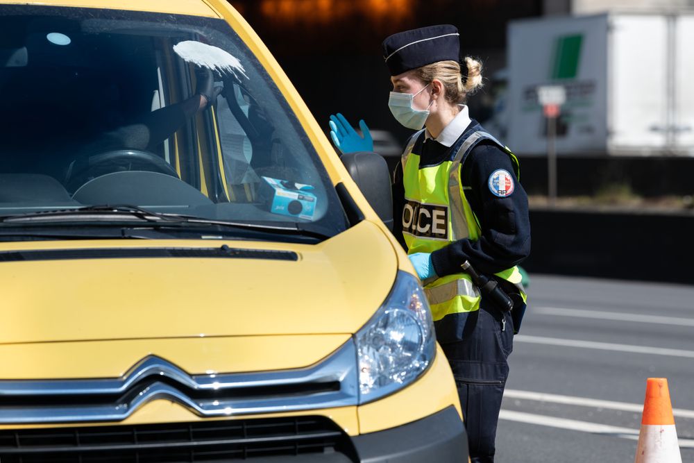 Jedenáctiletý chlapec vezl autem domů opilého otce, zastavili je policisté - Vimarsana News