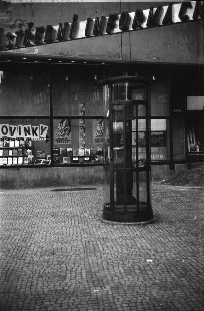 Toto už je automat na snímku z roku 1949. Elegantní prosklená budka oblých tvarů. | Foto: ČTK