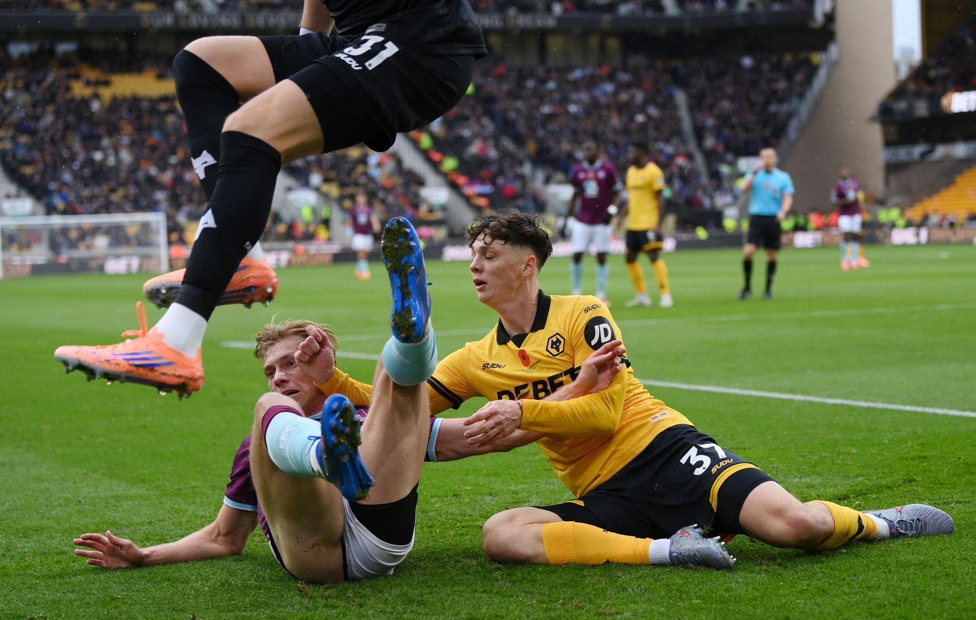Krejčí akrobaticky přihrál na gól, ale Wolverhampton padl trefou v nastavení