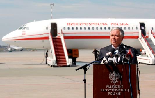 Kyczyński hovoří před prezidentským letounem Tupolev Tu-154. | Foto: Reuters