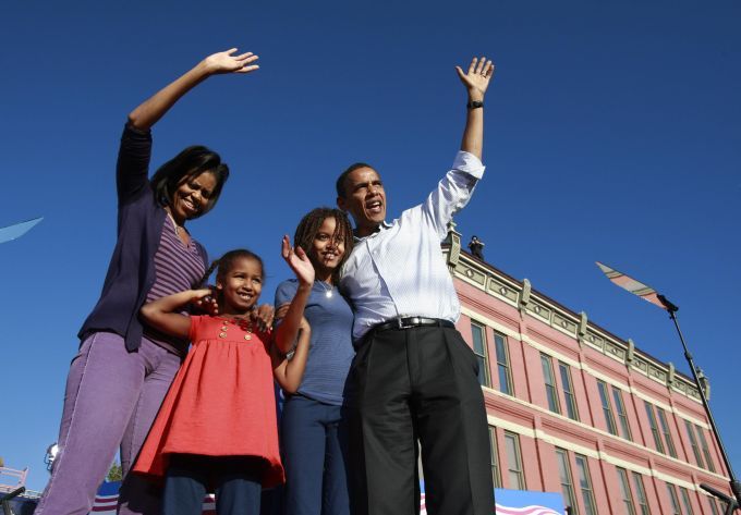 Nově zvolený prezident USA Barack Obama se svou rodinou během kampaně v Pueblu ve státě Colorado | Foto: Reuters