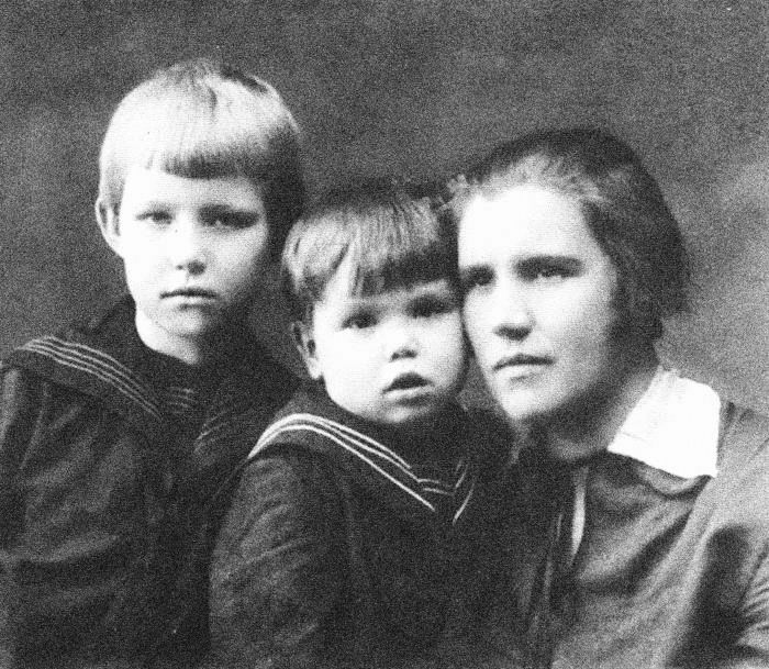 Koněvova manželka Anna Efimovna s dcerou Majou a synem Heliem. Snímek vznikl ve 30. letech.