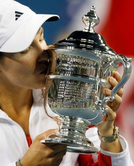 ZÁŘÍ - Vítězkou ženské dvouhry se na US Open stala Belgičanka Justine Heninová. Tentokrát v rozhodujícím duelu porazila ruskou tenistku Světlanu Kuzněcovovou 2:0 na sety. | Foto: Reuters