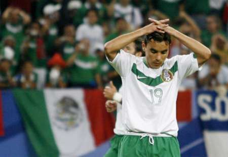 Mexičan Omar Bravo se drží za hlavu poté, co neproměnil penaltu v zápase proti Portugalsku. | Foto: Reuters