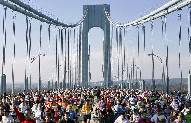 Tisíce běžců po startu Newyorského maratonu na mostě Verrazano-Narrows. | Foto: Reuters