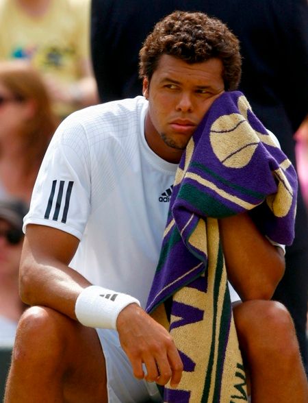 Francouz Jo-Wilfried Tsonga odpočívá při utkání s Ivem Karlovičem. | Foto: Reuters