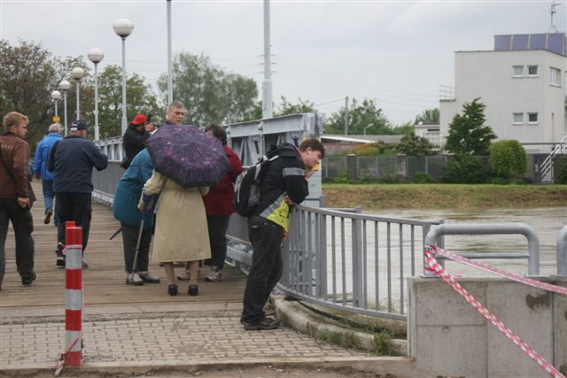 Včera byla voda o schůdek níž, baví se lidé na lávce před řeku Moravu v Uherském Hradišti | Foto: Tomáš Fránek