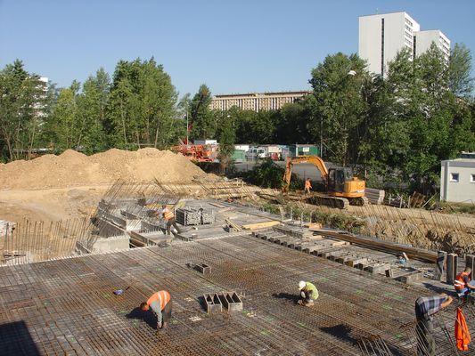 Červenec 2007: kladení "podlah" pro tokamak. | Foto: Milan Řípa, Ústav fyziky plazmatu