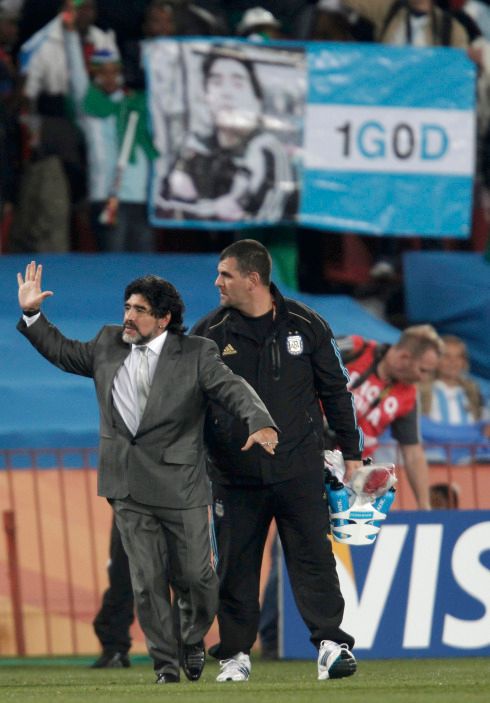 Maradona na sebe strhával svým koučováním stejnou pozornost jako hráči na hřišti. Že by se rodil další Mourinho? | Foto: Reuters