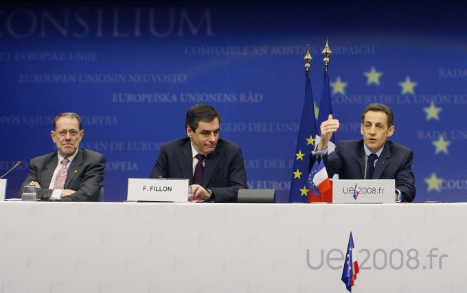 Vysoký představitel EU pro zahraniční politiku Javier Solana, francouzský ministr zahraničí Francois Fillon a současný "předseda EU" Nicolas Sarkozy na summitu EU | Foto: Reuters