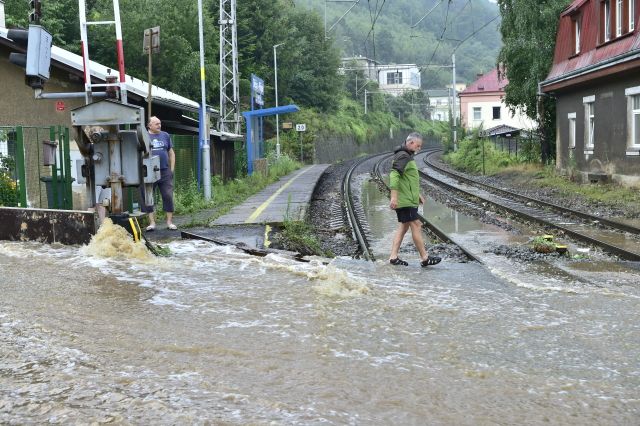 Podle informací z Českých drah kvůli zaplavenému kolejišti na německé straně v Bad Schandau přestaly jezdit vlaky z Děčína do Německa, dopravu tam zajišťují autobusy. | Foto: ČTK