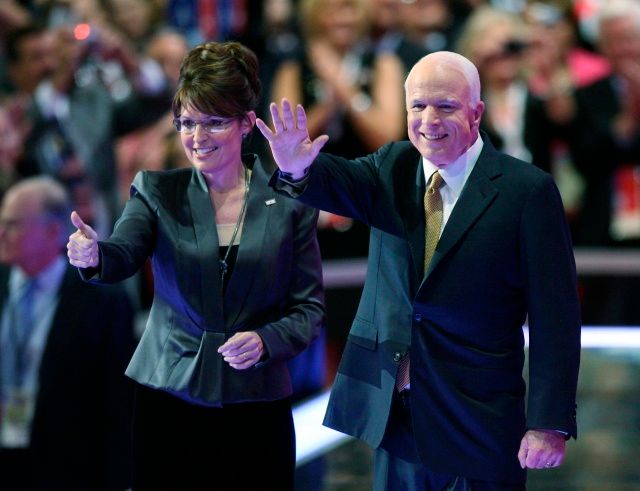 Když McCain domluvil, připojila se k němu na podiu jeho viceprezidentská kandidátka, guvernérka Aljašky Sarah Palinová | Foto: Reuters