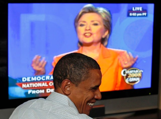 Odkázáni jeden na druhého. Barack Obama sleduje projev Hillary Clintonové na denverském sjezdu demokratů v televizi v Montaně. Do Denveru se vypravil až později, když byl sjezd v plném proudu. | Foto: Reuters