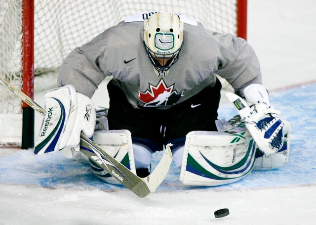 Robert Luongo z Vancouveru. | Foto: Reuters