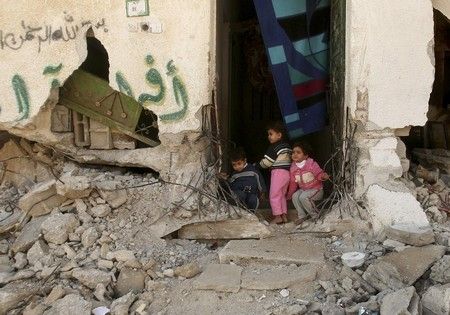 Palestinské děti sedí před jejich domem, který zničila izraelská armáda ve vesnici Beit Hanoun v Pásmu Gazy. Války jsou pro děti největší pohromou. Strádají fyzicky, psychicky a musí žít v neustálém strachu. | Foto: Reuters