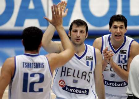 Řecký basketbalista Theodoros Papaloukas (uprostřed) příjimá gratulace od Konstantinose Tsartsarise (vlevo) během čtvrtfinále MS. | Foto: Reuters